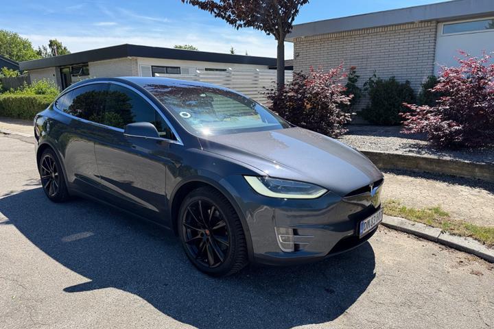 Sølv Tesla Model X fra 2018 set udefra