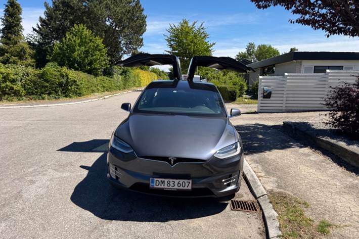 Sølv Tesla Model X fra 2018