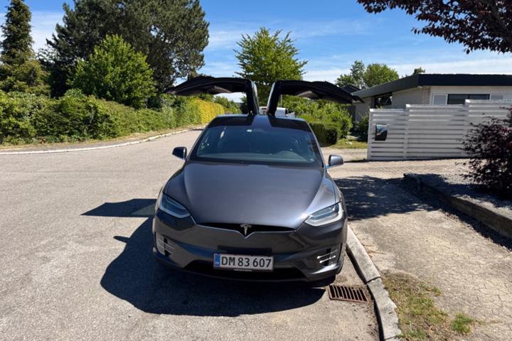 Sølv Tesla Model X fra 2018