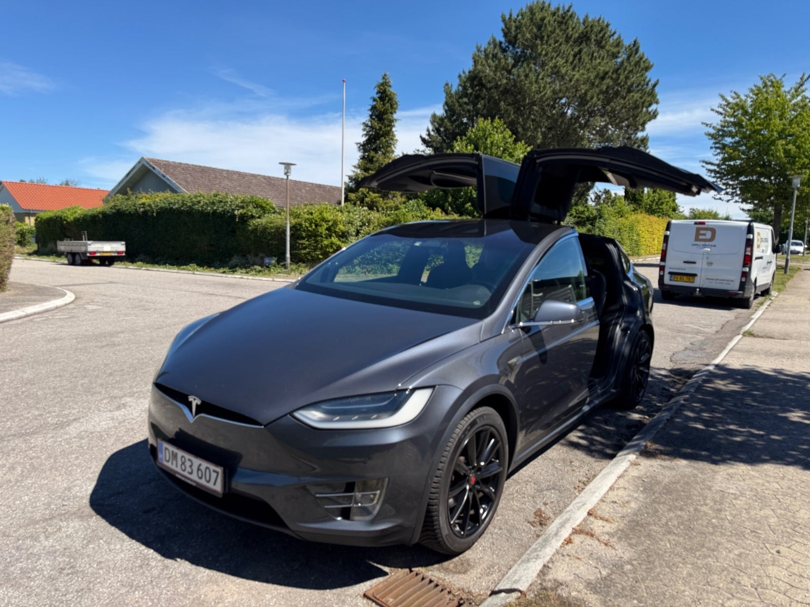 Sølv Tesla Model X fra 2018