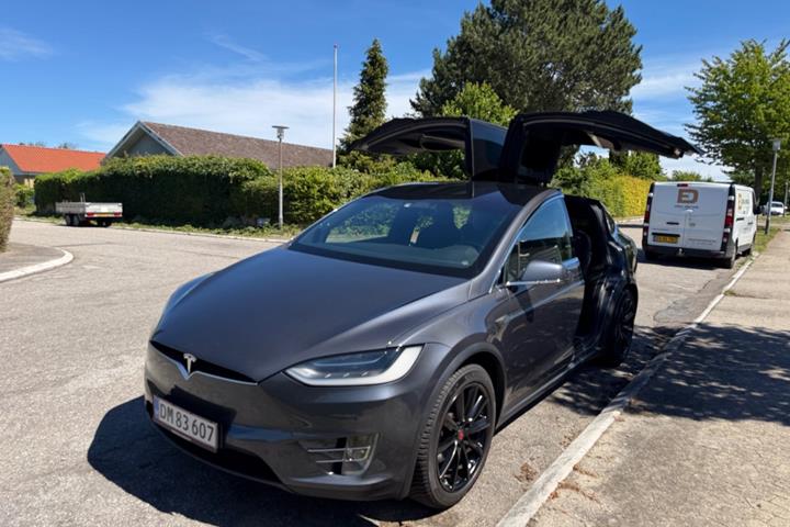 Sølv Tesla Model X fra 2018