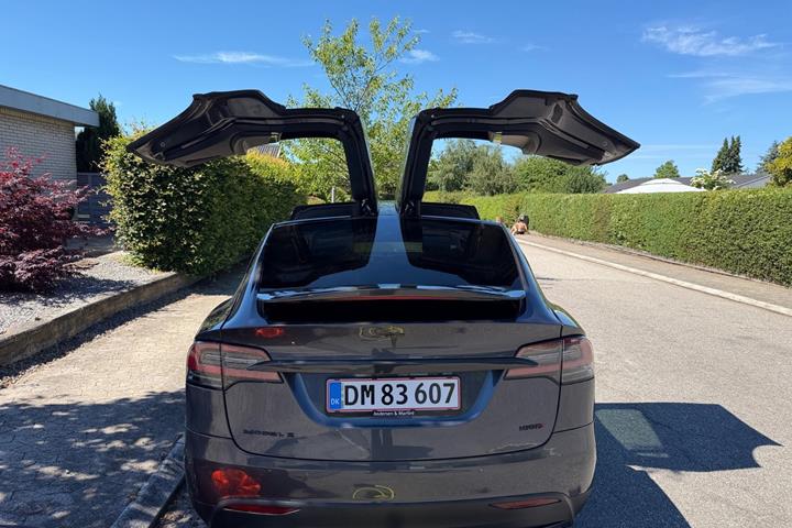 Sølv Tesla Model X fra 2018