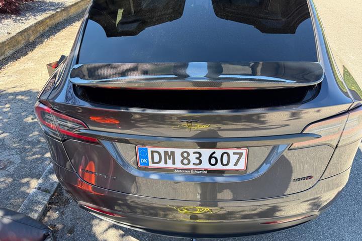 Sølv Tesla Model X fra 2018