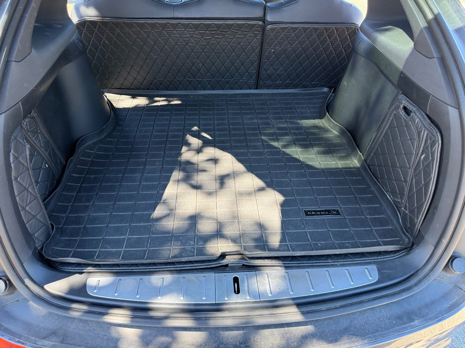 Sølv Tesla Model X fra 2018