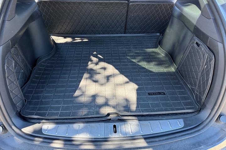 Sølv Tesla Model X fra 2018