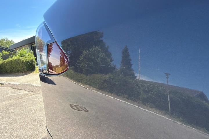 Sølv Tesla Model X fra 2018