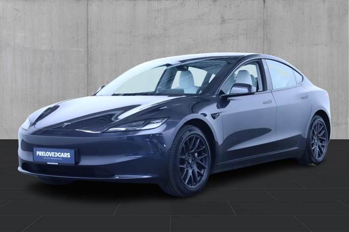 Grå Tesla Model 3 fra 2024