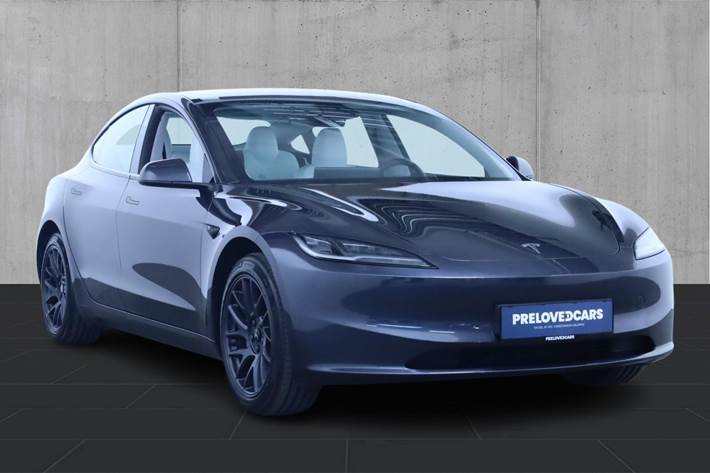 Grå Tesla Model 3 fra 2024
