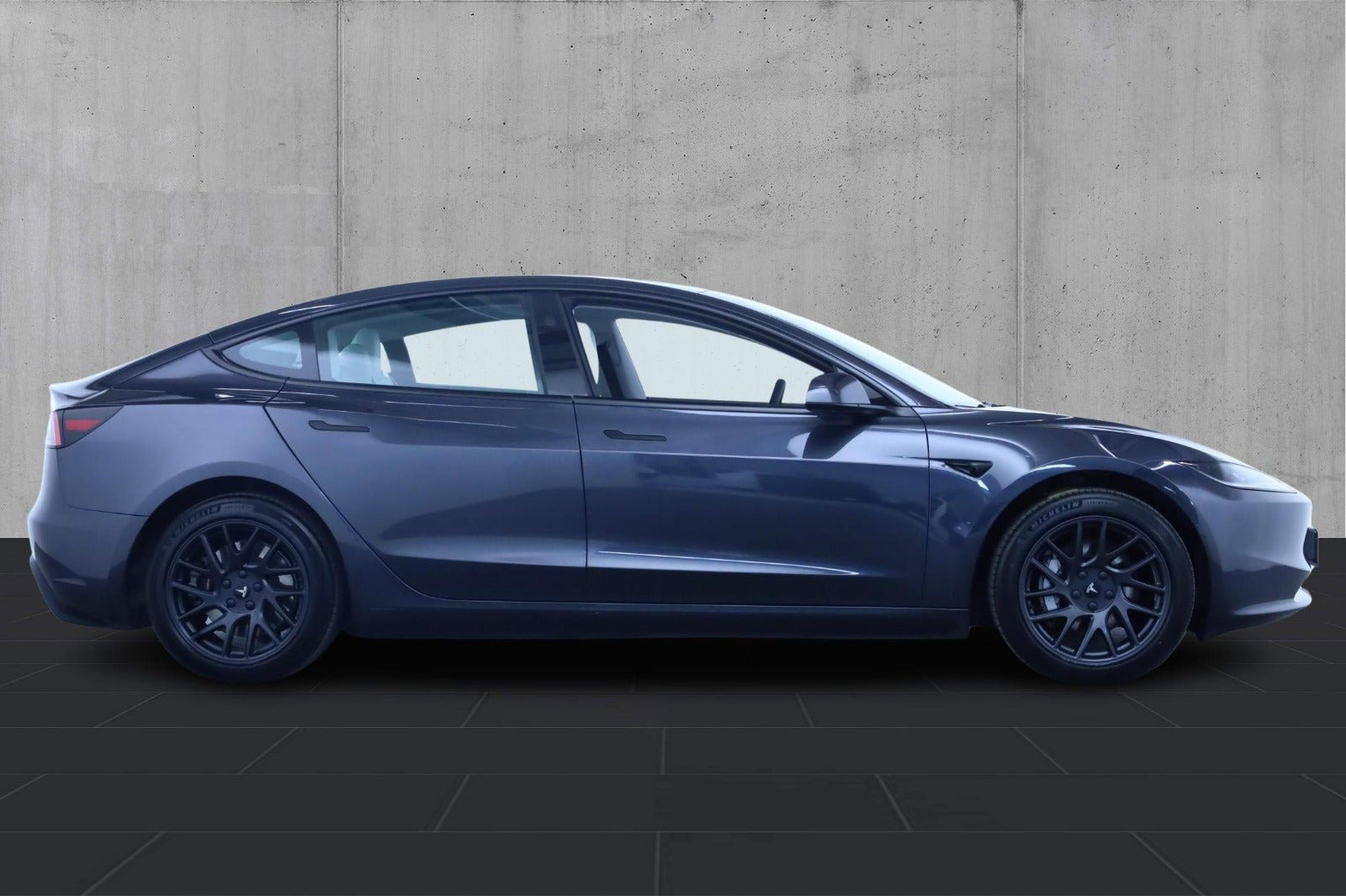 Grå Tesla Model 3 fra 2024