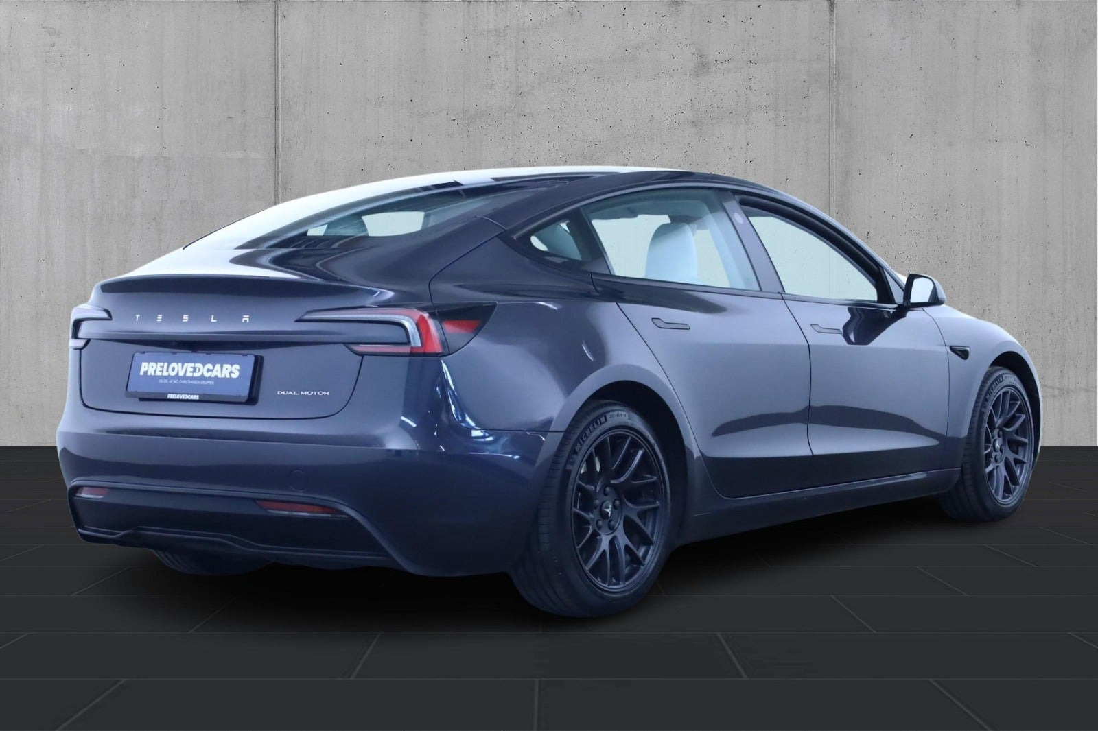 Grå Tesla Model 3 fra 2024