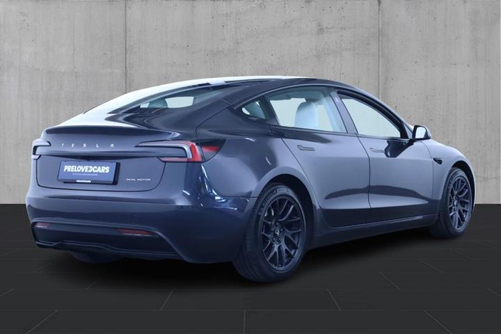 Grå Tesla Model 3 fra 2024