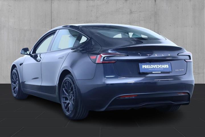 Grå Tesla Model 3 fra 2024