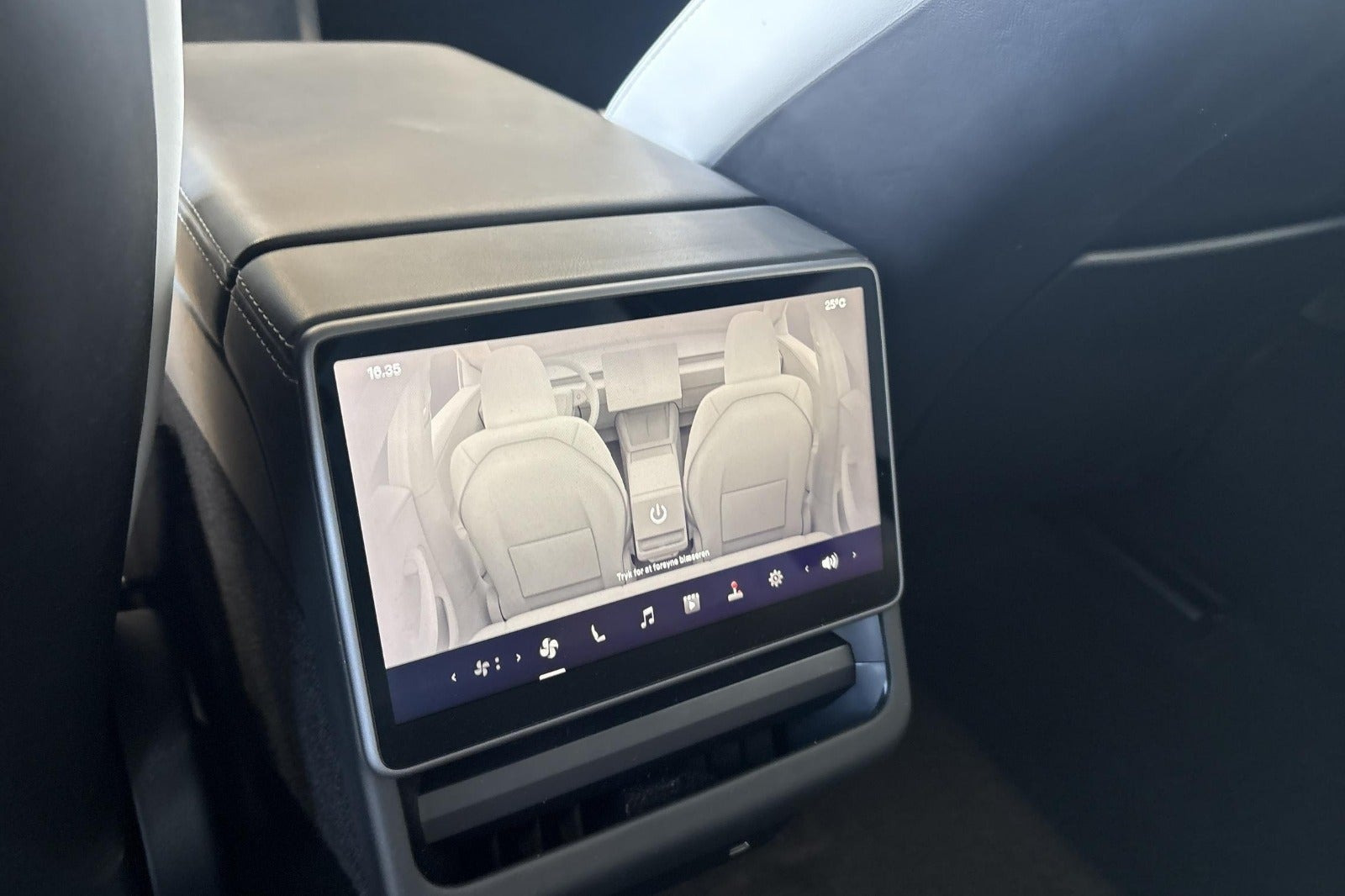 Grå Tesla Model 3 fra 2024