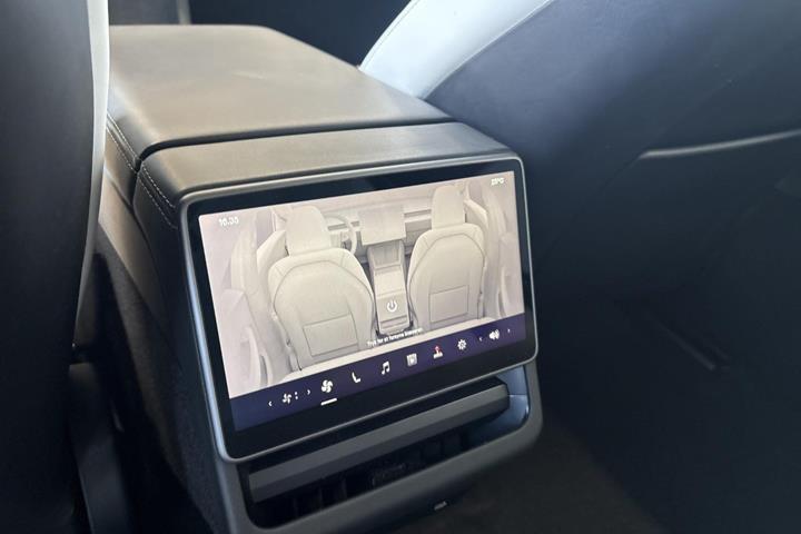 Grå Tesla Model 3 fra 2024