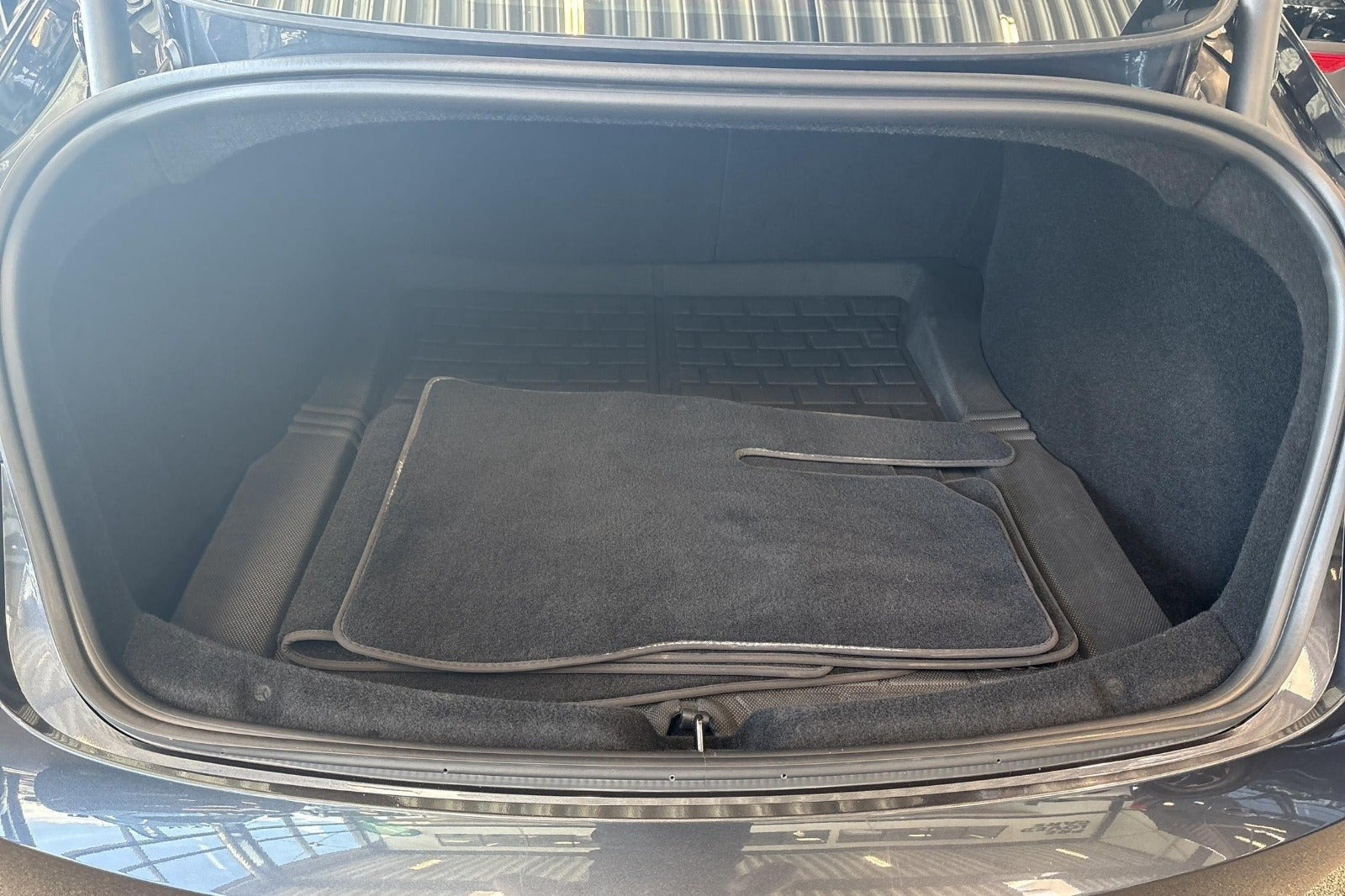 Grå Tesla Model 3 fra 2024