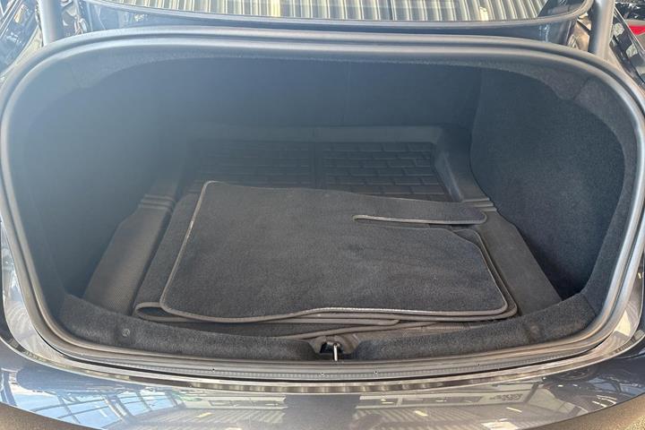 Grå Tesla Model 3 fra 2024