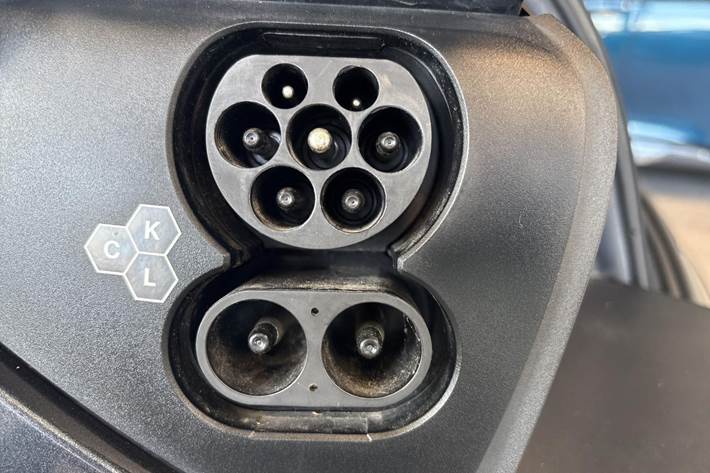 Grå Tesla Model 3 fra 2024