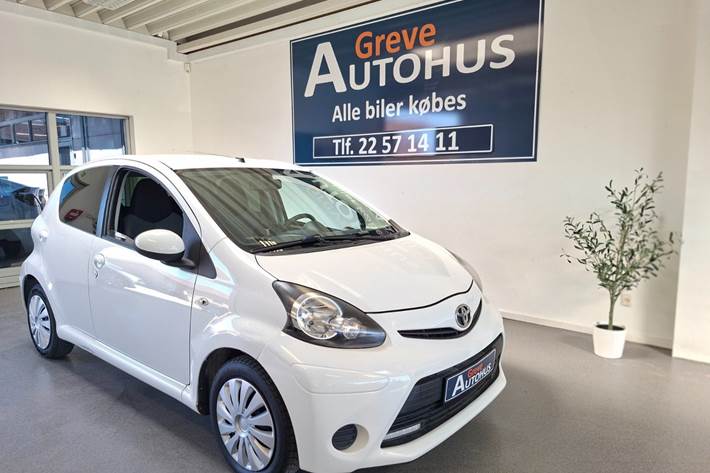 Hvid Toyota Aygo fra 2012 set udefra