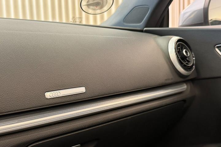 Grå Audi A3 fra 2019
