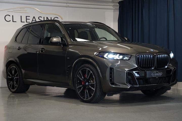Grøn BMW X5 fra 2024 set udefra
