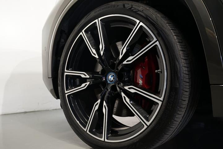 Grøn BMW X5 fra 2024