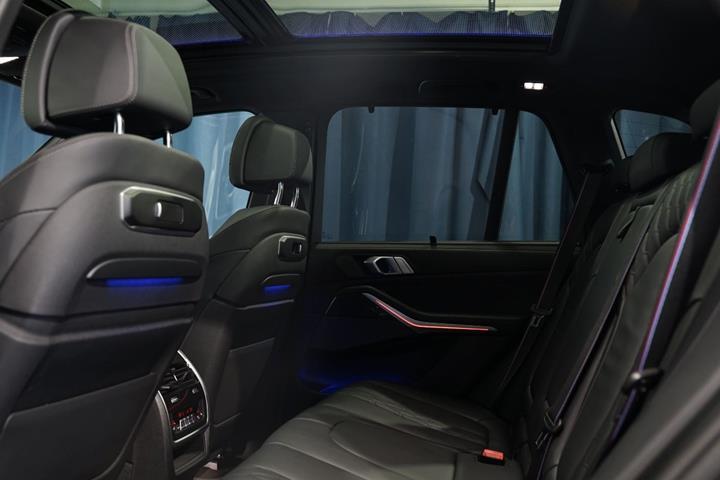 Grøn BMW X5 fra 2024