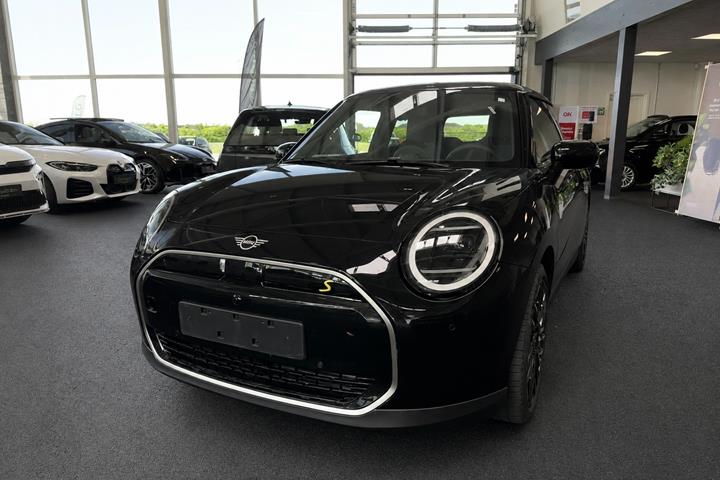 Sort Mini Cooper SE fra 2025 set udefra