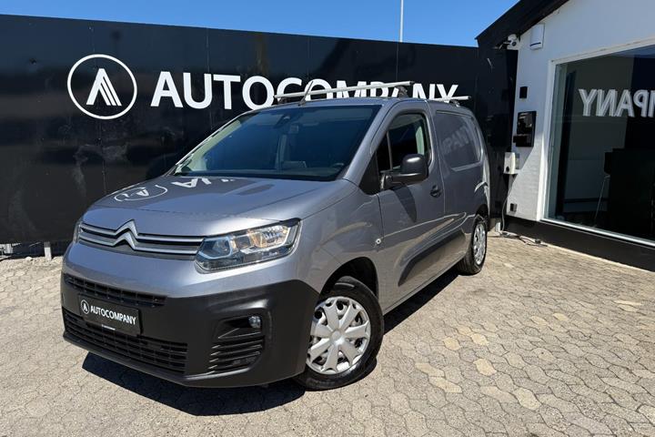 Grå Citroën Berlingo fra 2020 set udefra