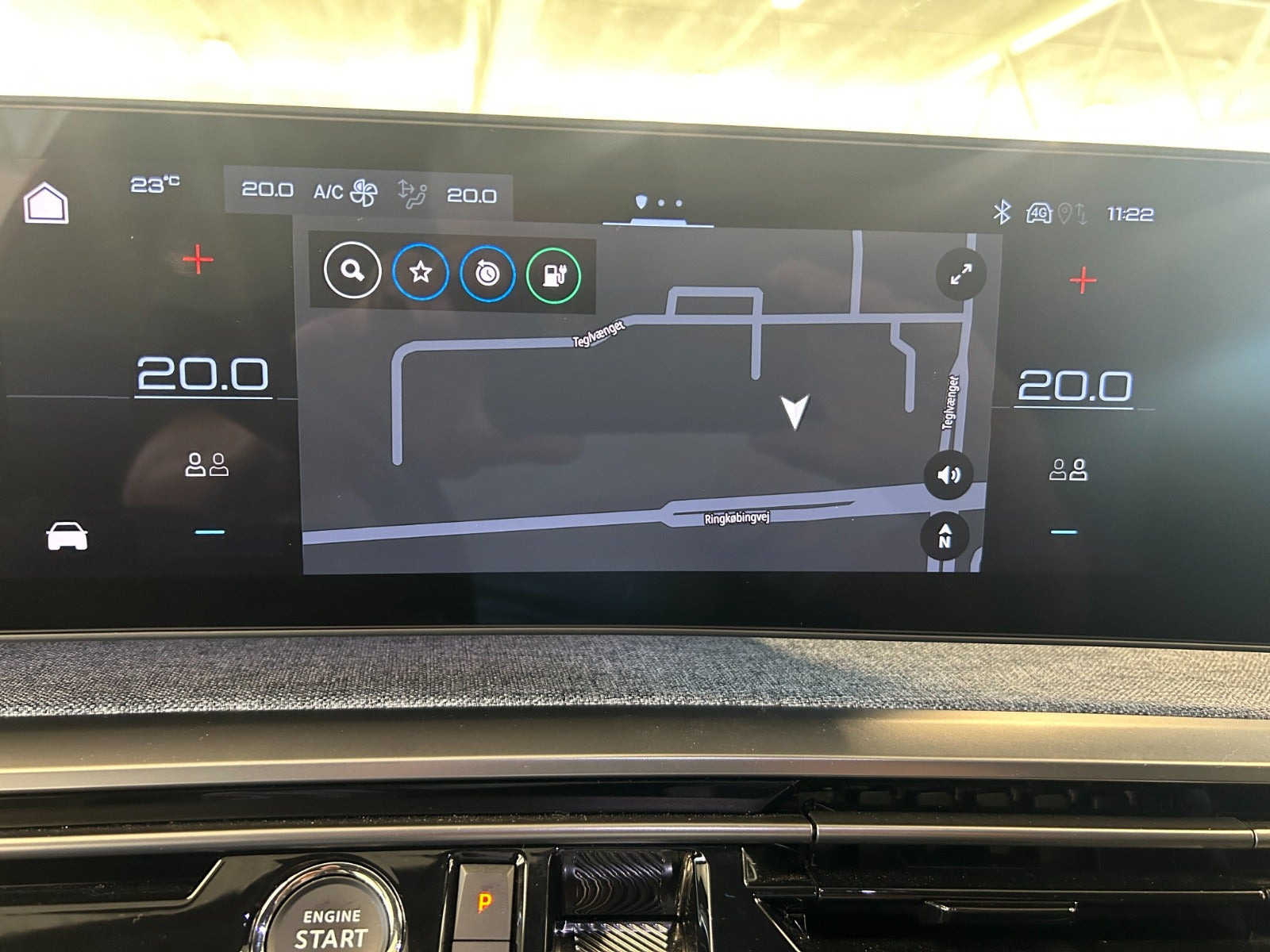 Blå Peugeot e-3008 fra 2024