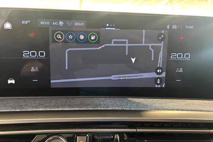 Blå Peugeot e-3008 fra 2024