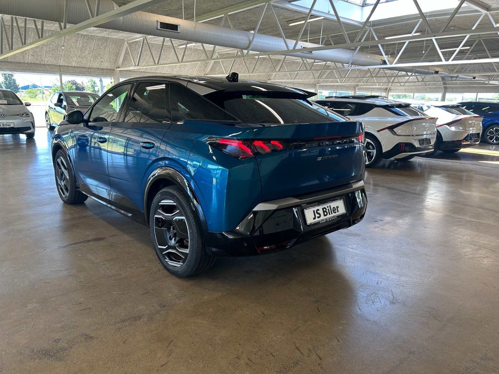 Blå Peugeot e-3008 fra 2024