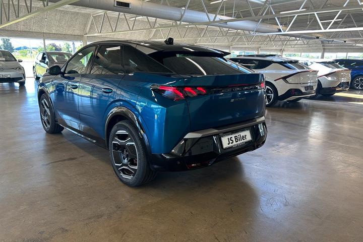 Blå Peugeot e-3008 fra 2024