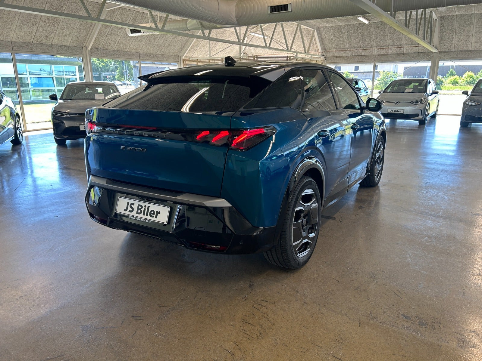 Blå Peugeot e-3008 fra 2024
