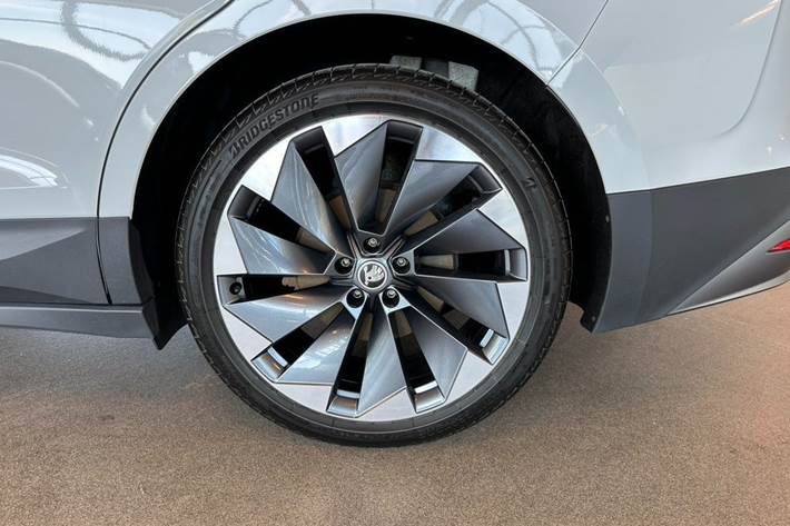 Hvid Skoda Enyaq fra 2021