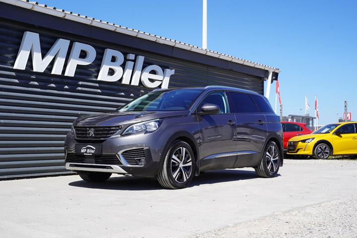 Grå Peugeot 5008 fra 2017 set udefra