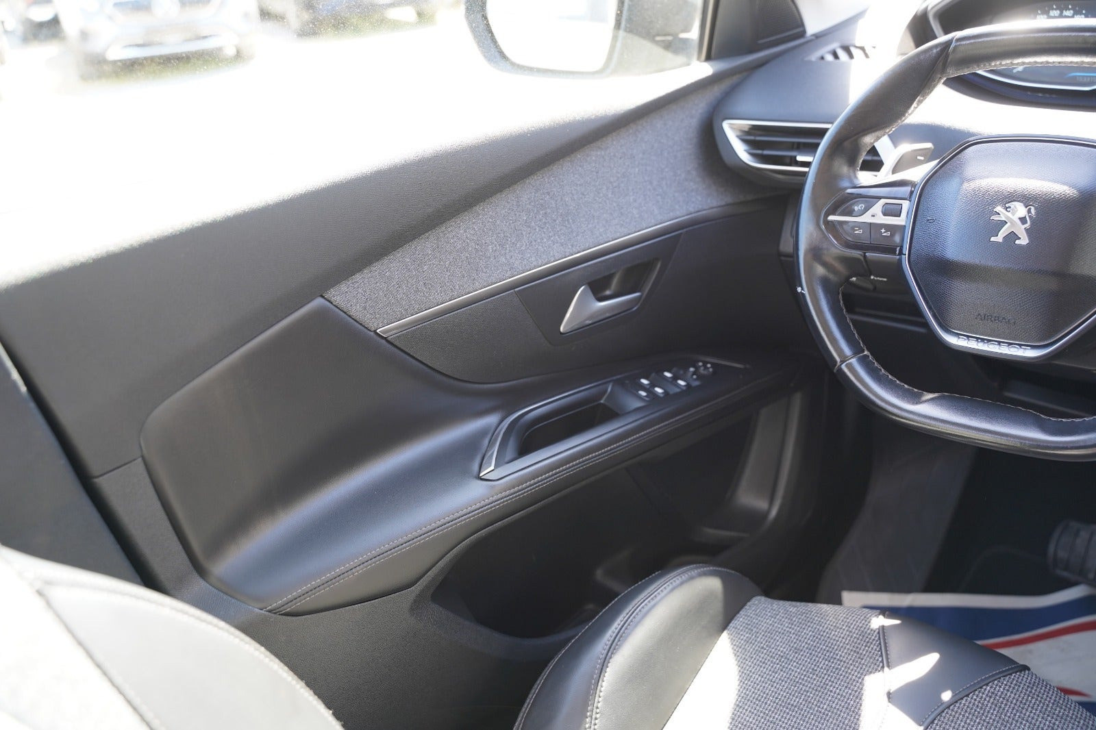 Grå Peugeot 5008 fra 2017