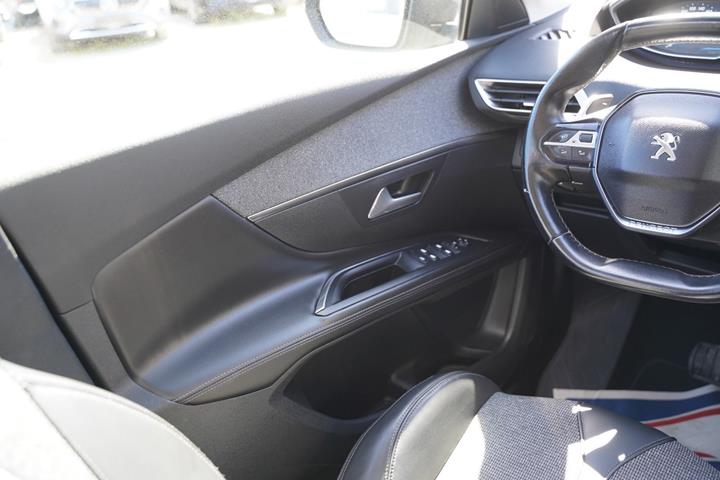 Grå Peugeot 5008 fra 2017