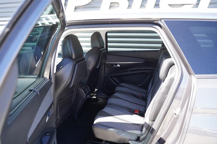 Grå Peugeot 5008 fra 2017