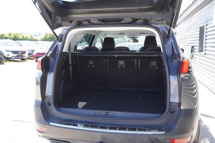 Grå Peugeot 5008 fra 2017