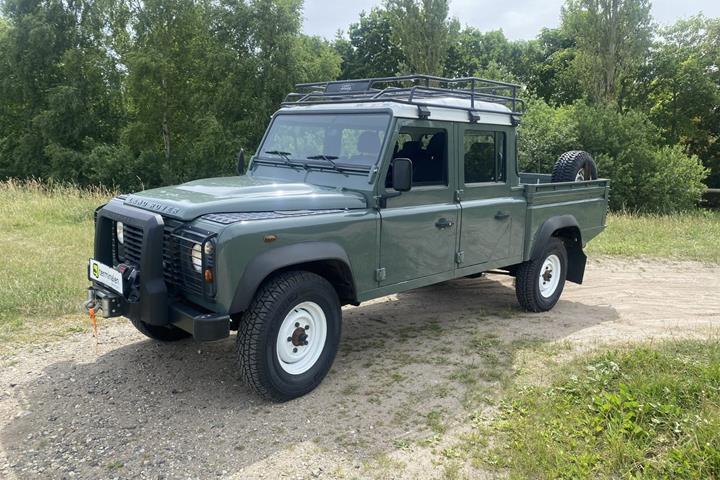 Grøn Land Rover Defender 130 fra 2013 set udefra