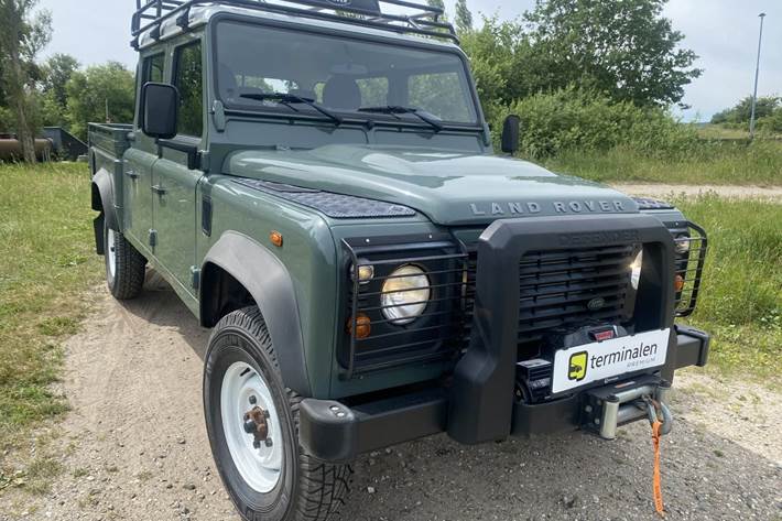 Grøn Land Rover Defender 130 fra 2013 set udefra