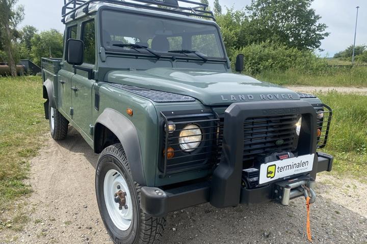 Grøn Land Rover Defender 130 fra 2013 set udefra