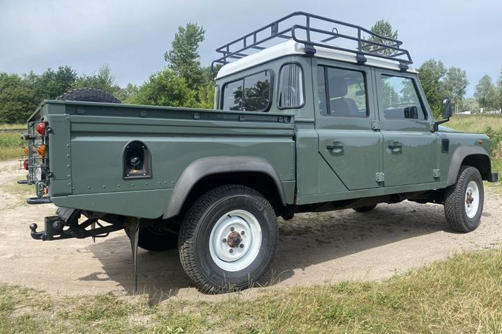 Grøn Land Rover Defender 130 fra 2013 set udefra