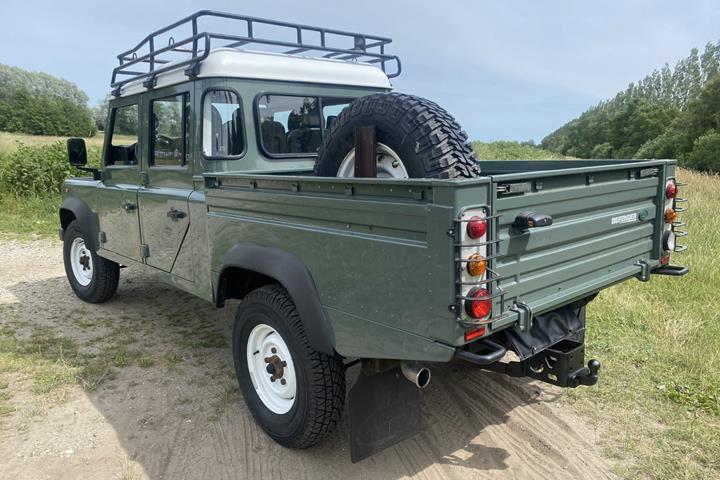 Grøn Land Rover Defender 130 fra 2013 set udefra