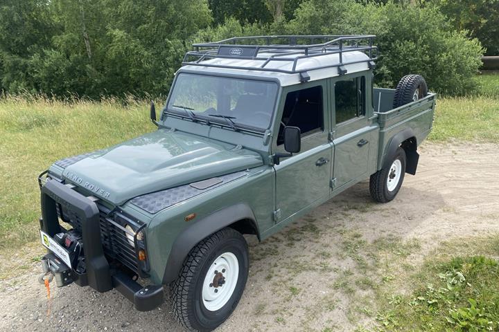 Grøn Land Rover Defender 130 fra 2013 set udefra