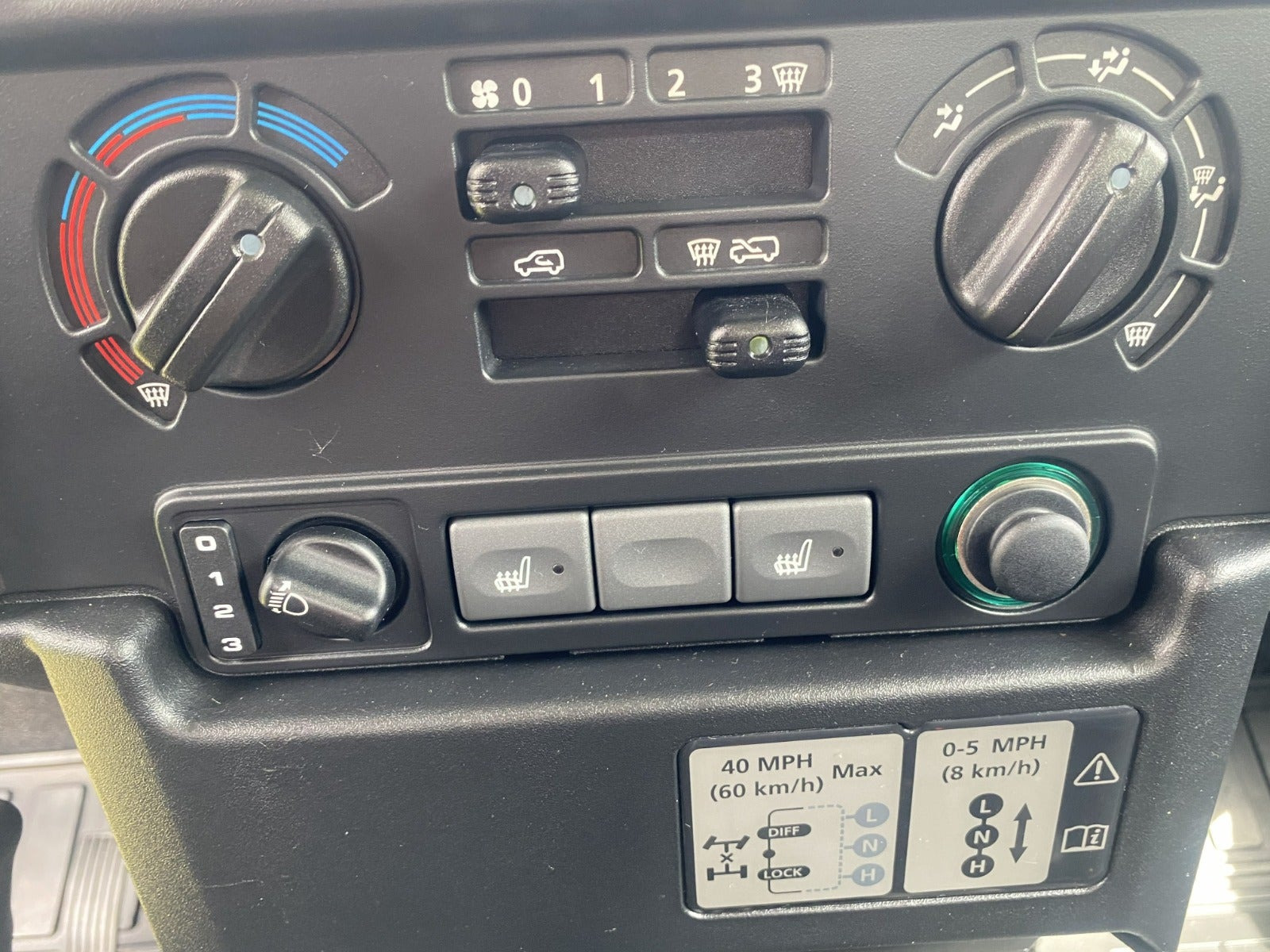 Grøn Land Rover Defender 130 fra 2013 set indefra
