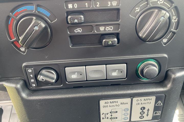 Grøn Land Rover Defender 130 fra 2013 set indefra