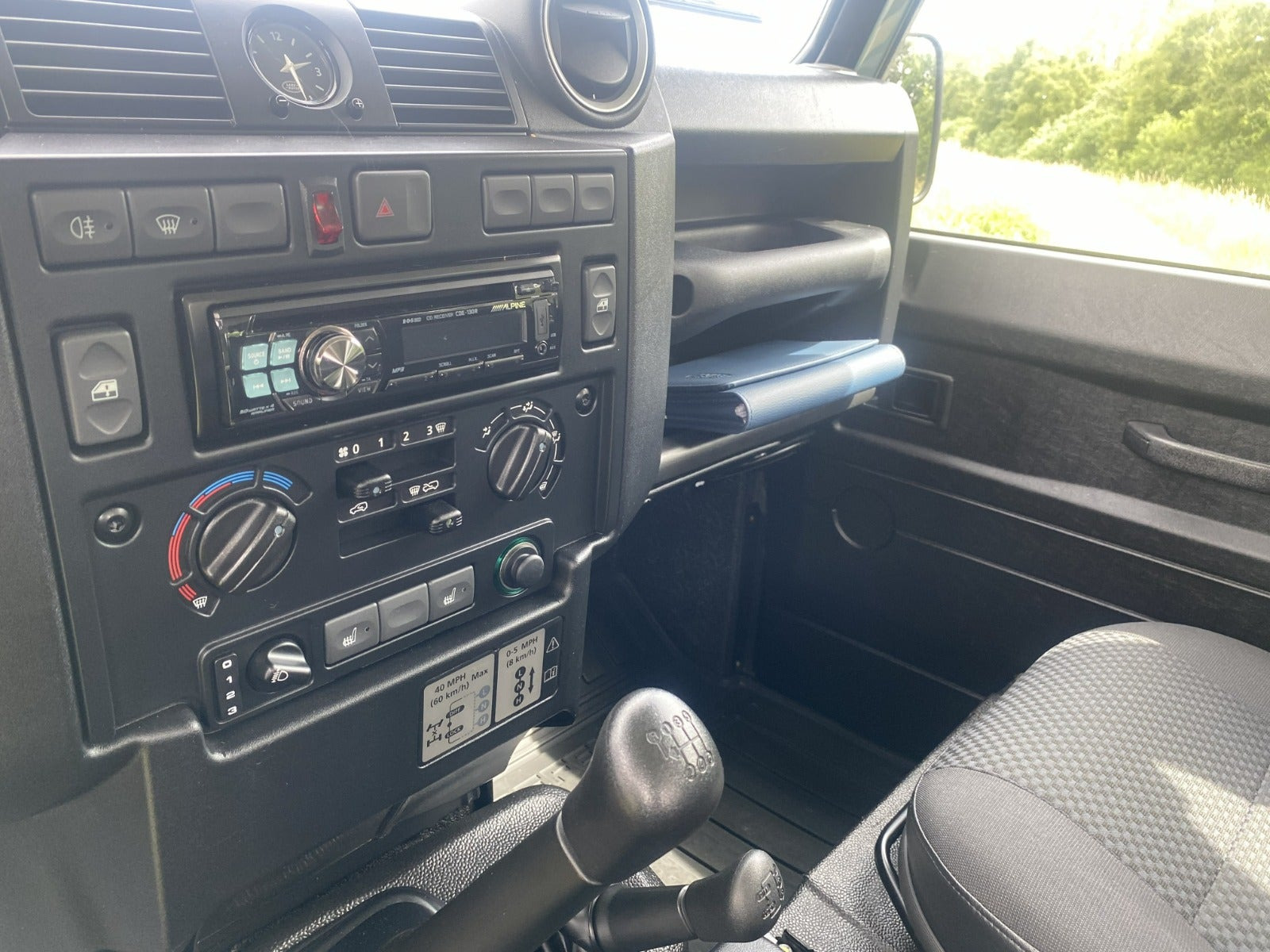 Grøn Land Rover Defender 130 fra 2013 set indefra