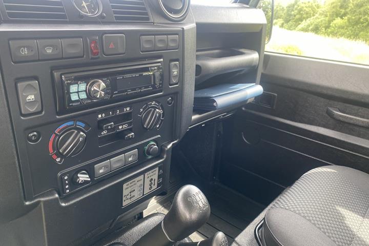 Grøn Land Rover Defender 130 fra 2013 set indefra