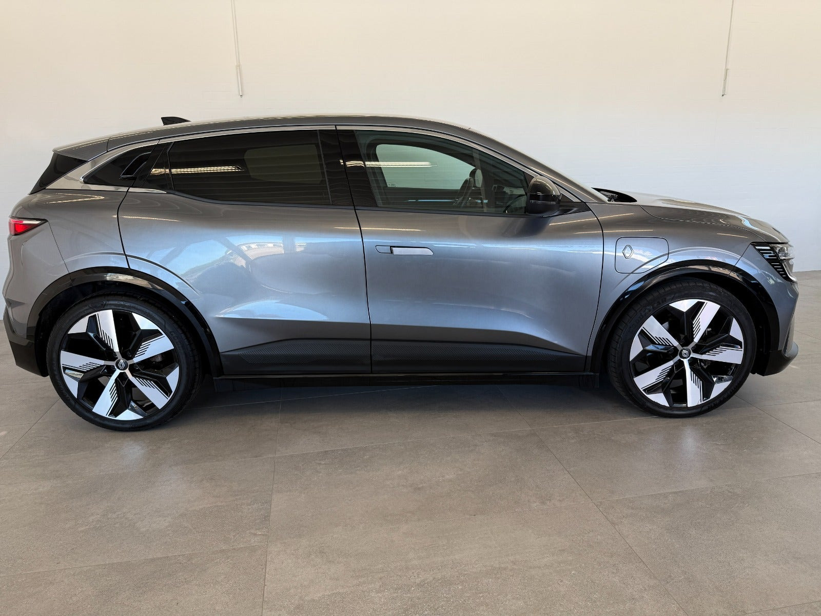 Grå Renault Megane E-Tech fra 2023